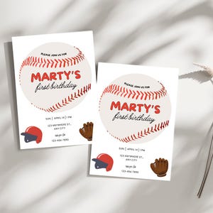 K&ouml;nnte beinhalten: Zwei Baseball-Motto-Geburtstagseinladungen f&uuml;r einen Jungen namens Marty. Die Einladungen zeigen einen Baseball mit roten N&auml;hten und den Text "Marty's first birthday". Die Einladungen beinhalten auch eine Baseballkappe und einen Baseballhandschuh.