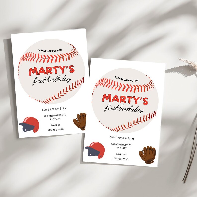 K&ouml;nnte beinhalten: Zwei Baseball-Motto-Geburtstagseinladungen f&uuml;r einen Jungen namens Marty. Die Einladungen zeigen einen Baseball mit roten N&auml;hten und den Text "Marty's first birthday". Die Einladungen beinhalten auch eine Baseballkappe und einen Baseballhandschuh.