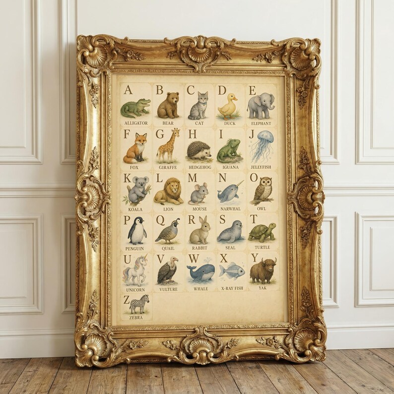 Puede incluir: Una l&aacute;mina de pared con el alfabeto e ilustraciones de animales de la A a la Z, incluyendo caim&aacute;n, oso, gato, pato, elefante, zorro, jirafa, erizo, iguana, medusa, koala, le&oacute;n, rat&oacute;n, narval, b&uacute;ho, ping&uuml;ino, codorniz, conejo, foca, tortuga, unicornio, buitre, ballena, pez cirujano, yak y cebra, en un marco dorado ornamentado.