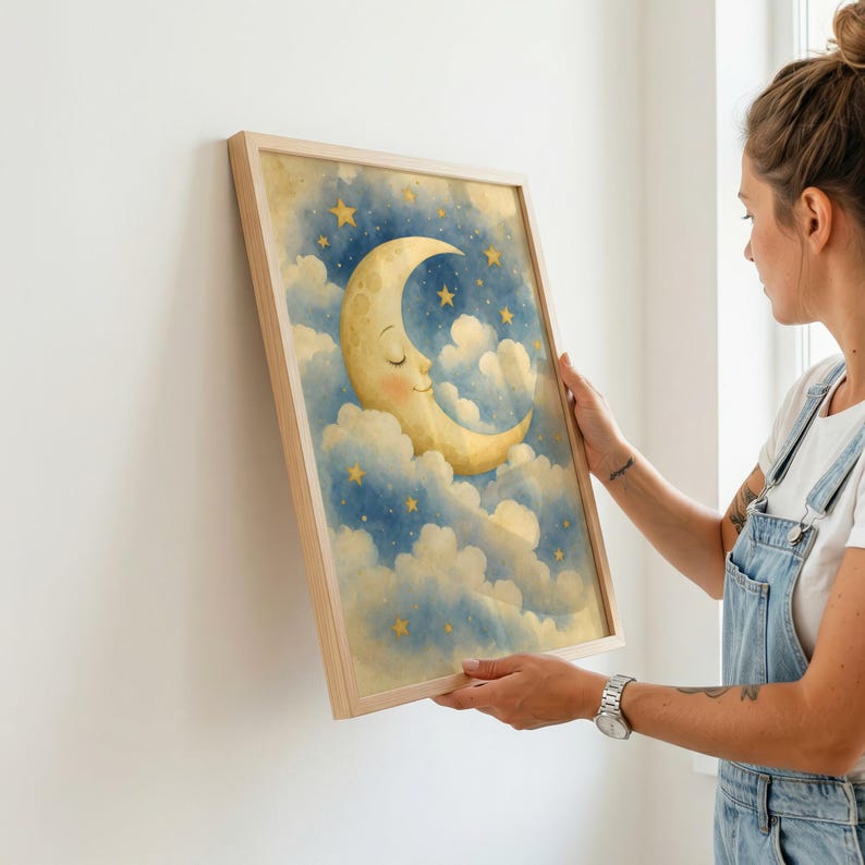 Pu&ograve; includere: Una stampa artistica da parete incorniciata che raffigura una luna crescente gialla con un volto dolce, adagiata tra soffici nuvole bianche su un cielo notturno blu profondo punteggiato da piccole stelle gialle. L'opera &egrave; in una cornice in legno chiaro.
