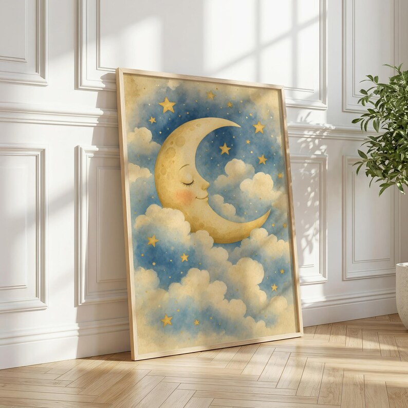 Pu&ograve; includere: Una stampa artistica da parete rettangolare con un'illustrazione ad acquerello di una luna crescente sorridente con gli occhi chiusi, circondata da nuvole morbide e soffici nei toni del blu e crema, con piccole stelle gialle.