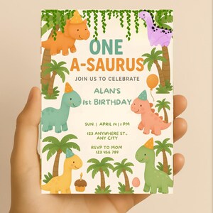 Pode incluir: Um convite verde claro e bege com tema de dinossauro. O texto diz "One A-saurus, Join us to celebrate Alan's 1st Birthday, Sun. April 14 | 1 PM, 123 Anywhere St., Any City, RSVP to Mom 123 456 789".