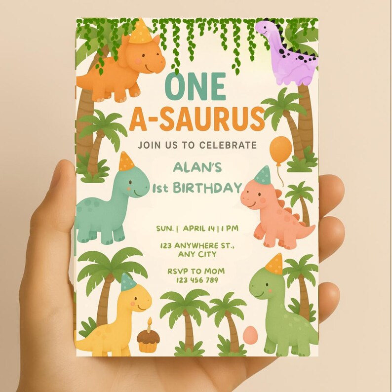 Pode incluir: Um convite verde claro e bege com tema de dinossauro. O texto diz "One A-saurus, Join us to celebrate Alan's 1st Birthday, Sun. April 14 | 1 PM, 123 Anywhere St., Any City, RSVP to Mom 123 456 789".