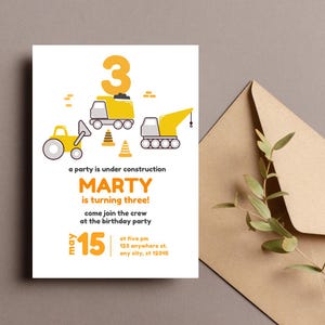 Peut inclure: Une invitation de f&ecirc;te d'anniversaire sur le th&egrave;me de la construction jaune et orange pour un enfant qui f&ecirc;te ses trois ans. L'invitation pr&eacute;sente une illustration de dessin anim&eacute; d'un camion &agrave; benne basculante jaune, d'une grue jaune et d'un v&eacute;hicule de chantier jaune. Le texte sur l'invitation se lit comme suit : &laquo; Une f&ecirc;te est en construction Marty a trois ans ! Rejoignez l'&eacute;quipe pour la f&ecirc;te d'anniversaire le 15 mai &agrave; 17h00 123 anywhere st. any city, st 12345 &raquo;.