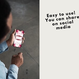 Pu&ograve; includere: Una persona tiene in mano uno smartphone che mostra un invito digitale con un design floreale. Il testo sull'invito recita "Save the Date". La didascalia sul lato destro dell'immagine recita "Facile da usare! Puoi condividere sui social media."