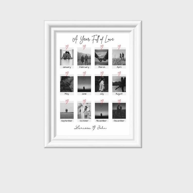 Pode incluir: Uma colagem de fotos em preto e branco de um ano de casal. Cada m&ecirc;s &eacute; representado por uma foto do casal, com o nome do m&ecirc;s impresso abaixo da foto. O t&iacute;tulo da colagem &eacute; "A Year Full of Love" e os nomes do casal est&atilde;o impressos na parte inferior da colagem.