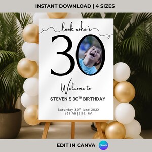 Peut inclure: Une affiche blanche sur un chevalet avec le texte "look who's 30" et "Welcome to STEVEN S 30TH BIRTHDAY". Comprend une photo d'une personne et la date. Des ballons dor&eacute;s et blancs sont en arri&egrave;re-plan. L'affiche dit "EDIT IN CANVA".