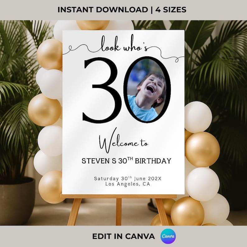 Peut inclure: Une affiche blanche sur un chevalet avec le texte "look who's 30" et "Welcome to STEVEN S 30TH BIRTHDAY". Comprend une photo d'une personne et la date. Des ballons dor&eacute;s et blancs sont en arri&egrave;re-plan. L'affiche dit "EDIT IN CANVA".