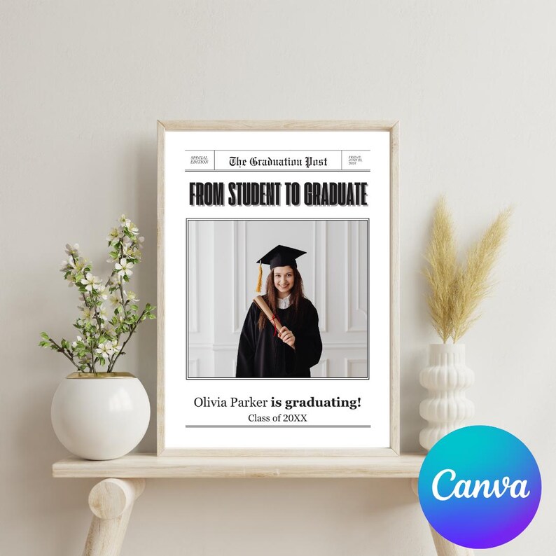 Peut inclure: Une annonce de graduation dans le style d'un journal avec une photo en noir et blanc d'une personne portant une toge et un bonnet noirs tenant un dipl&ocirc;me. Le titre principal est "The Graduation Post" et "From Student to Graduate". Le texte sous la photo est "Olivia Parker is graduating! Class of 20XX".