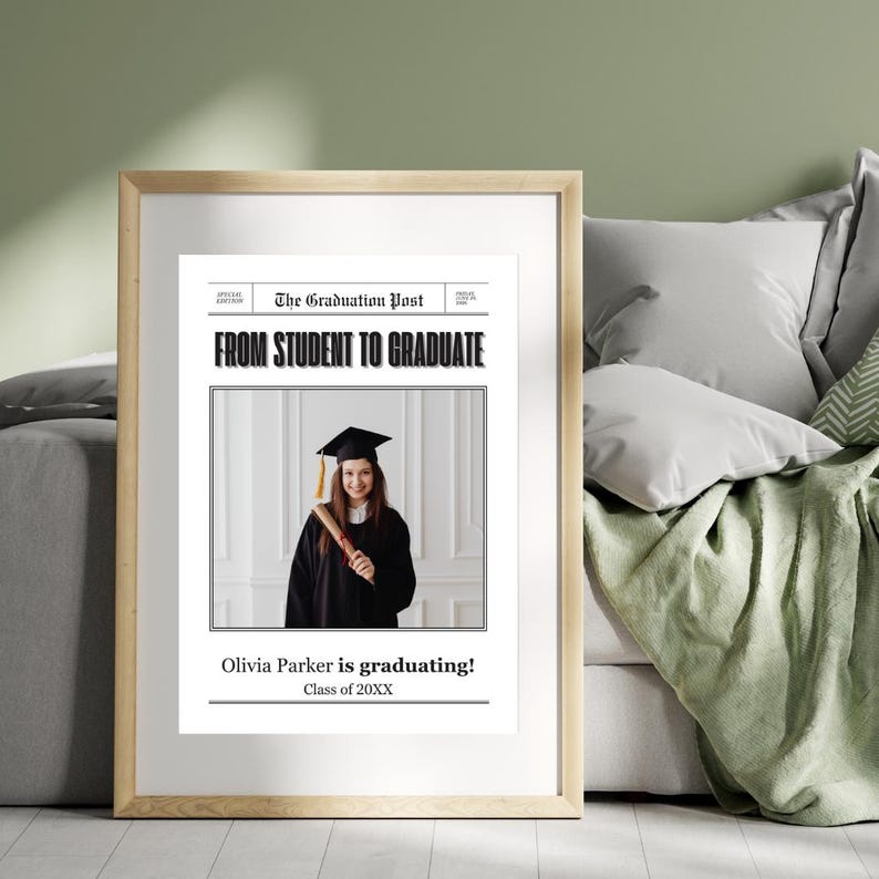 Peut inclure: Une affiche d'annonce de dipl&ocirc;me avec un design de journal noir et blanc. L'affiche pr&eacute;sente une photo d'une personne portant une toque et une robe de fin d'&eacute;tudes tenant un dipl&ocirc;me. Le texte sur l'affiche indique "The Graduation Post" et "From Student to Graduate". L'affiche comprend &eacute;galement le nom "Olivia Parker" et le texte "Class of 20XX".