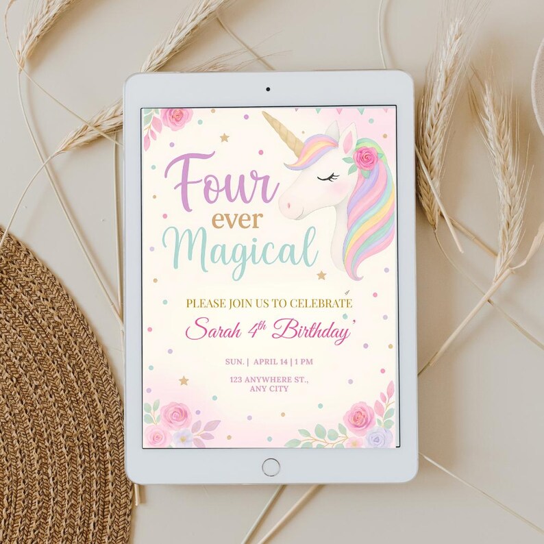Puede incluir: Una invitaci&oacute;n digital rosa y blanca con una ilustraci&oacute;n de unicornio. El texto dice "Four ever Magical" y "Sarah 4th Birthday".