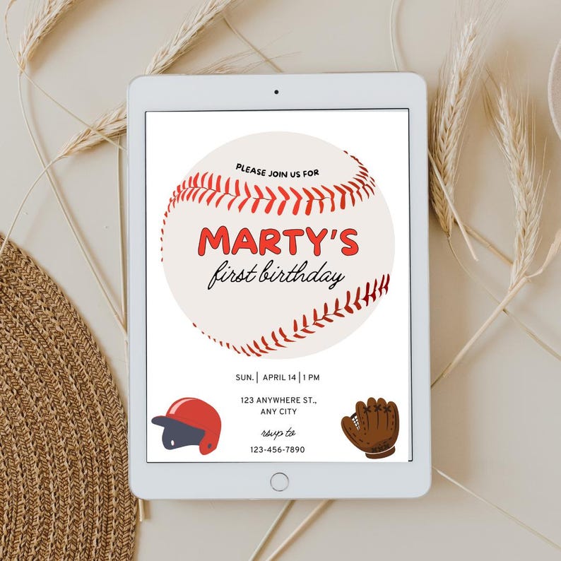 K&ouml;nnte beinhalten: Eine digitale Einladung zu einer ersten Geburtstagsfeier mit Baseball-Thema. Die Einladung zeigt einen Baseball mit dem Text "Marty's first birthday" und Details zur Party, einschlie&szlig;lich Datum, Uhrzeit und Ort.