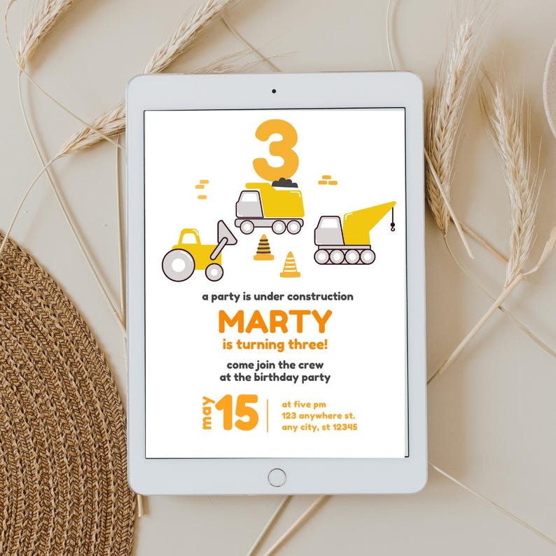 Peut inclure: Une invitation d'anniversaire sur le th&egrave;me de la construction, jaune et orange, pour un gar&ccedil;on qui f&ecirc;te ses trois ans. L'invitation pr&eacute;sente une illustration de v&eacute;hicules de chantier et le texte "a party is under construction Marty is turning three! come join the crew at the birthday party may 15 at five pm 123 anywhere st. any city, st 12345".