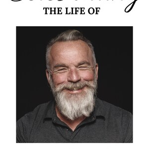 Pu&ograve; includere: Una foto in bianco e nero di un uomo con la barba bianca che sorride. Il testo "Celebrating the life of John Anthony Locke May 3, 1959 - June 10, 2025" &egrave; sotto la foto.