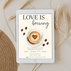 Pu&ograve; includere: Un invito digitale per un addio al nubilato con un'illustrazione di una tazza di caff&egrave; e il testo "LOVE IS brewing". L'invito include la data, l'ora e il luogo dell'evento.