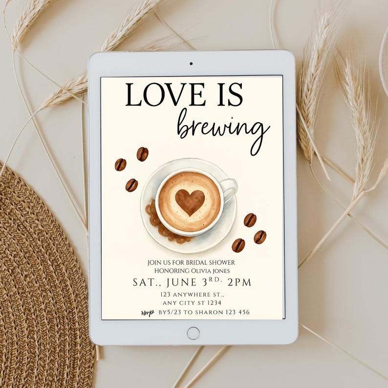 Pu&ograve; includere: Un invito digitale per un addio al nubilato con un'illustrazione di una tazza di caff&egrave; e il testo "LOVE IS brewing". L'invito include la data, l'ora e il luogo dell'evento.