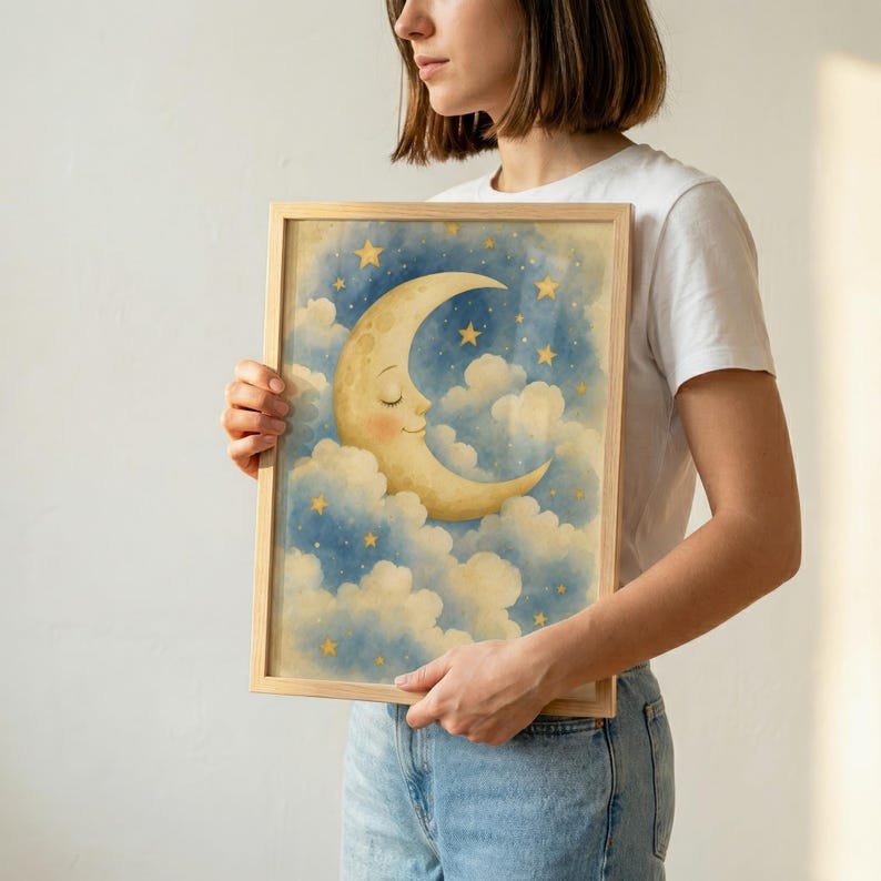 Pu&ograve; includere: Una stampa artistica da parete rettangolare incorniciata che raffigura una luna crescente gialla con un'espressione a occhi chiusi, immersa tra soffici nuvole bianche e blu. Piccole stelle gialle sono sparse nel cielo notturno blu.
