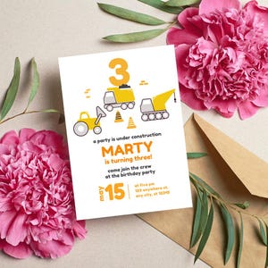 Peut inclure: Une invitation &agrave; une f&ecirc;te d'anniversaire sur le th&egrave;me de la construction pour un enfant qui f&ecirc;te ses trois ans. L'invitation pr&eacute;sente un num&eacute;ro trois jaune, des v&eacute;hicules de chantier et le texte "a party is under construction MARTY is turning three! come join the crew at the birthday party may 15 at five pm 123 anywhere st. any city, st 12345".