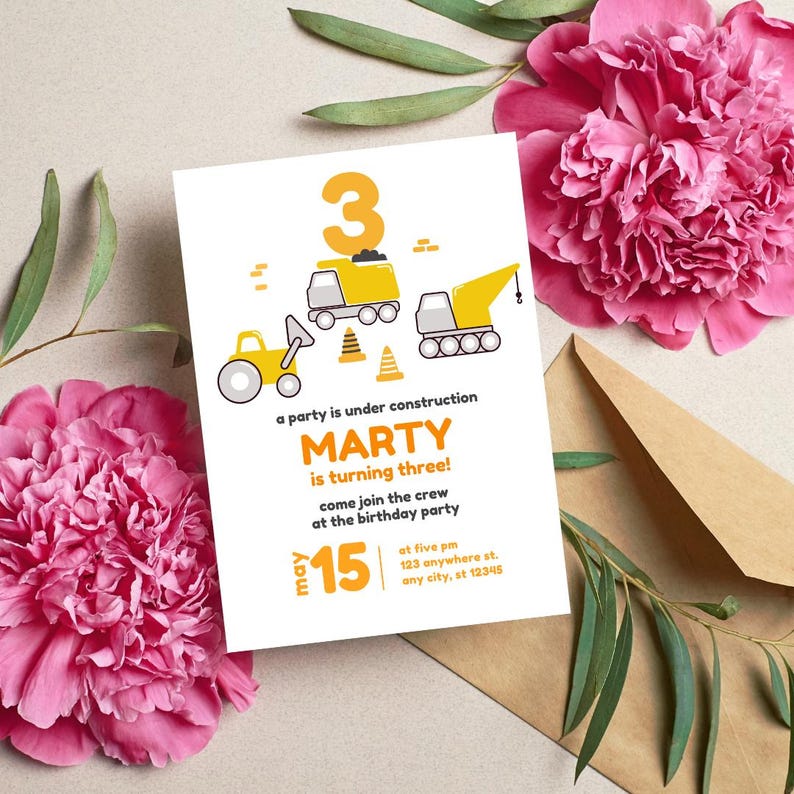 Peut inclure: Une invitation &agrave; une f&ecirc;te d'anniversaire sur le th&egrave;me de la construction pour un enfant qui f&ecirc;te ses trois ans. L'invitation pr&eacute;sente un num&eacute;ro trois jaune, des v&eacute;hicules de chantier et le texte "a party is under construction MARTY is turning three! come join the crew at the birthday party may 15 at five pm 123 anywhere st. any city, st 12345".