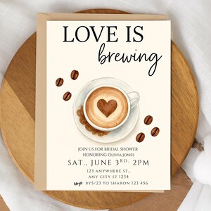 Pu&ograve; includere: Un invito a un addio al nubilato con un'illustrazione ad acquerello di una tazza di caff&egrave; con un disegno a forma di cuore nella schiuma. Il testo recita "Love is brewing" e include i dettagli dell'evento, tra cui la data, l'ora e le informazioni RSVP.