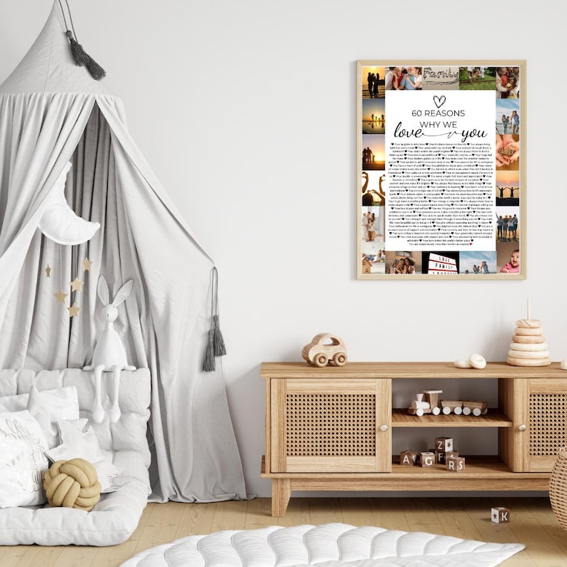 Op de afbeelding: Een ingelijste collage van foto's met de tekst "60 Reasons Why We Love You" en een hart. De collage hangt aan een witte muur boven een houten kast met een wit tapijt ervoor.