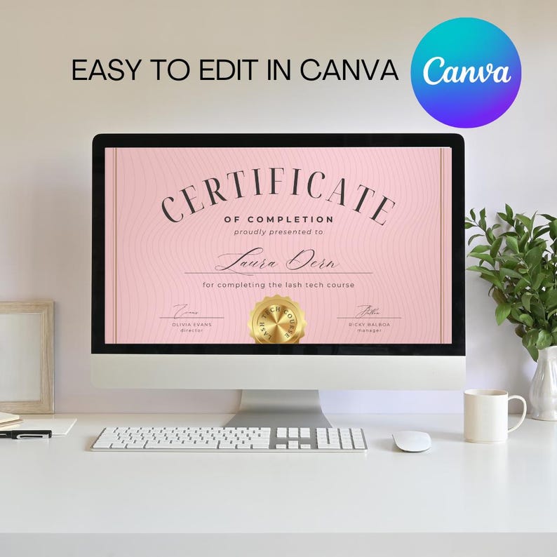 Puede incluir: Un certificado de finalizaci&oacute;n de color rosa y dorado en la pantalla de un ordenador. El certificado es para Laura Dern por completar el curso de t&eacute;cnico de pesta&ntilde;as. El texto "EASY TO EDIT IN CANVA Canva" est&aacute; en la parte superior de la pantalla.