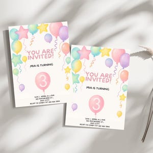 Op de afbeelding: Twee rechthoekige verjaardagsuitnodigingen met pastelkleurige ballonnen en sterren in aquarel-stijl. De tekst luidt: YOU ARE INVITED! MIA IS TURNING 3. SUN. APRIL 14 | 1 PM 123 ANYWHERE ST. ANY CITY RSVP TO CINDY AT 123 456 7890.