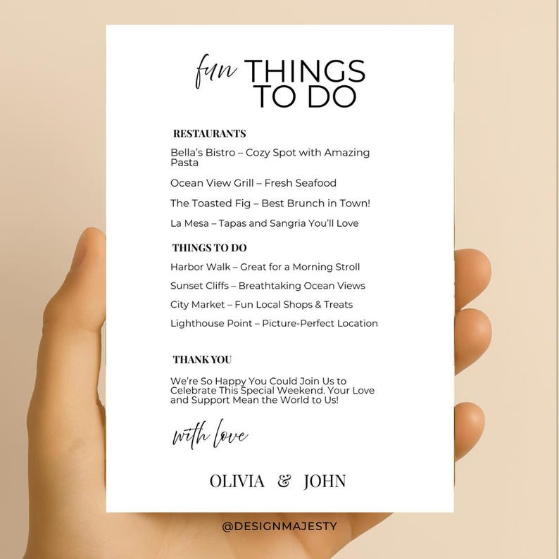 K&ouml;nnte beinhalten: Eine wei&szlig;e Karte mit dem Text "fun THINGS TO DO" in einer handschriftlichen Schriftart. Die Karte listet Restaurants und Aktivit&auml;ten auf, darunter "Bella's Bistro", "Harbor Walk" und "Sunset Cliffs". Die Karte enth&auml;lt auch die Namen "OLIVIA & JOHN".