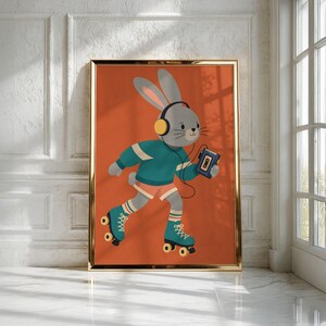 Peut inclure: Une impression d'art encadr&eacute;e repr&eacute;sentant un lapin gris portant un casque jaune et un pull bleu sarcelle, patinant sur des patins &agrave; roulettes bleu sarcelle tout en tenant un lecteur de cassette bleu sur un fond orange br&ucirc;l&eacute;.