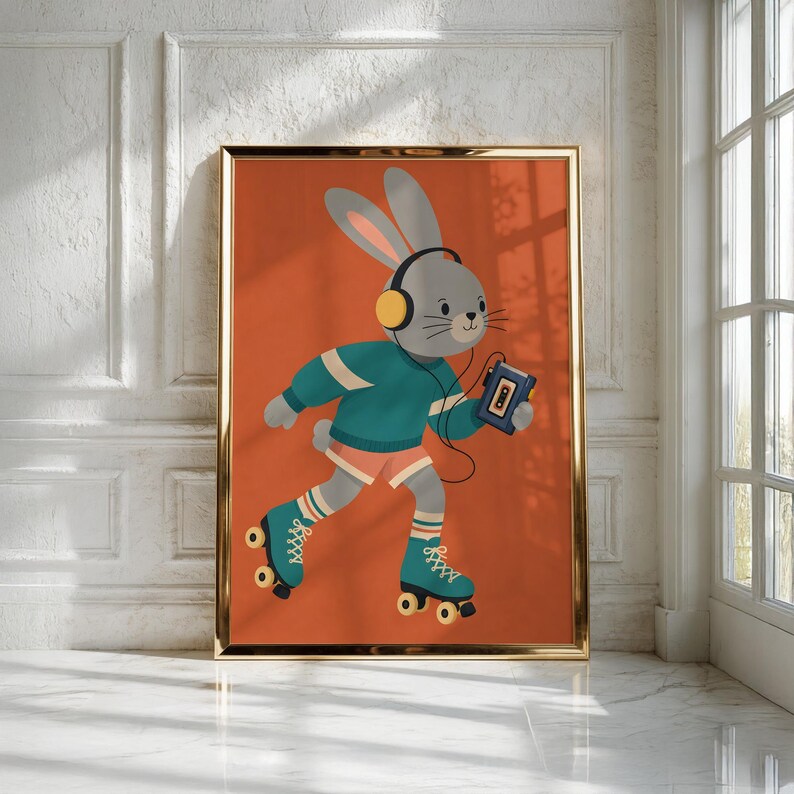 Peut inclure: Une impression d'art encadr&eacute;e repr&eacute;sentant un lapin gris portant un casque jaune et un pull bleu sarcelle, patinant sur des patins &agrave; roulettes bleu sarcelle tout en tenant un lecteur de cassette bleu sur un fond orange br&ucirc;l&eacute;.