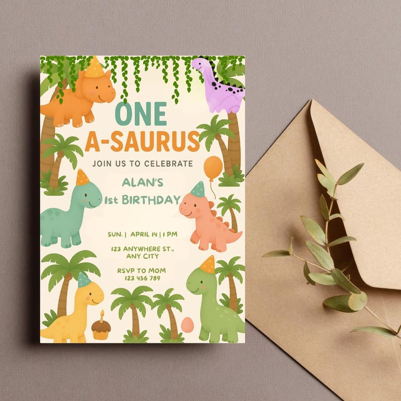 Pode incluir: Um cart&atilde;o de convite colorido com tema de dinossauro. O cart&atilde;o apresenta um dinossauro verde, laranja e amarelo com o texto "ONE A-SAURUS" e "JOIN US TO CELEBRATE ALAN'S 1st BIRTHDAY".