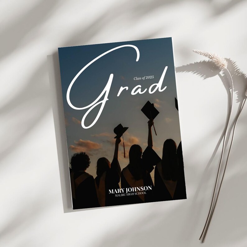 Pode incluir: Um cart&atilde;o de an&uacute;ncio de gradua&ccedil;&atilde;o com uma silhueta de um grupo de pessoas usando toucas e becas de gradua&ccedil;&atilde;o contra um c&eacute;u de p&ocirc;r do sol. O texto "Grad" est&aacute; escrito em uma fonte branca cursiva com o texto "Class of 2023" abaixo. O nome "MARY JOHNSON" e "MALIBU HIGH SCHOOL" est&atilde;o impressos abaixo da imagem.