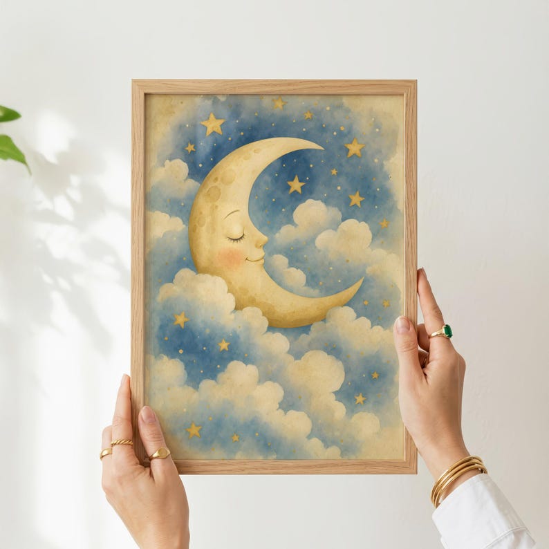 Pu&ograve; includere: Una stampa artistica da parete verticale incorniciata raffigurante un'illustrazione ad acquerello di una luna crescente sorridente con occhi chiusi e guance rosee, immersa tra soffici nuvole in un cielo notturno blu profondo punteggiato di stelle gialle.