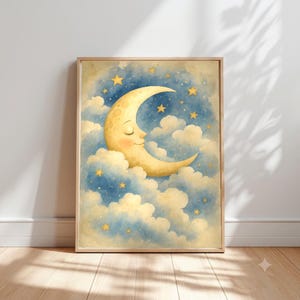Pu&ograve; includere: Una stampa incorniciata ad acquerello che raffigura una luna crescente gialla con un volto sorridente dagli occhi chiusi, immersa tra soffici nuvole bianche e blu. Il cielo notturno &egrave; punteggiato da stelle gialle di varie dimensioni.