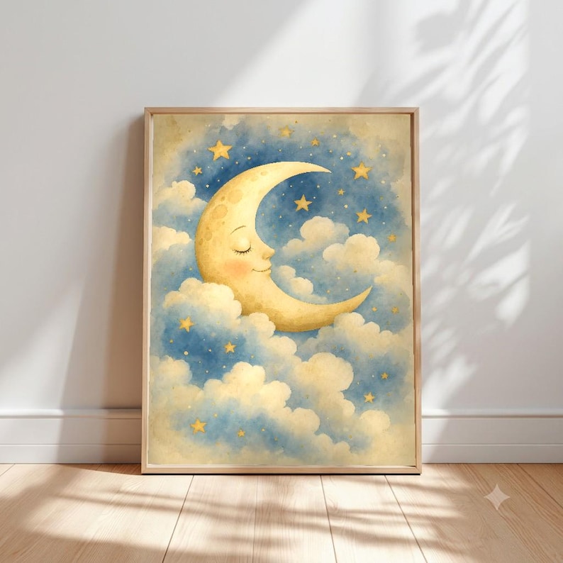 Pu&ograve; includere: Una stampa incorniciata ad acquerello che raffigura una luna crescente gialla con un volto sorridente dagli occhi chiusi, immersa tra soffici nuvole bianche e blu. Il cielo notturno &egrave; punteggiato da stelle gialle di varie dimensioni.