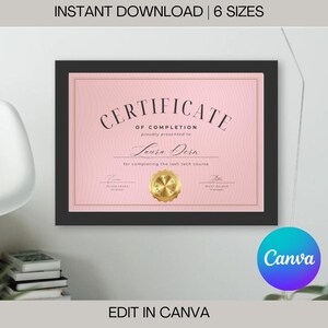 Op de afbeelding: Een roze en gouden printbaar certificaat van voltooiing met de tekst "CERTIFICATE OF COMPLETION" en "Laura Dern" in een cursief lettertype. Het certificaat is zwart ingelijst en heeft een gouden zegel met de tekst "LASH TECH COURSE". De tekst "EDIT IN CANVA" staat onderaan de afbeelding.