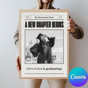 Może przedstawiać: Czarno-białe zdjęcie osoby w czapce i szacie absolwenta. Zdjęcie jest oprawione w drewnianą ramę i ma tekst "The Graduation Times" i "A New Chapter Begins" u g&oacute;ry. Tekst "Olivia Parker is graduating!" znajduje się na dole zdjęcia.