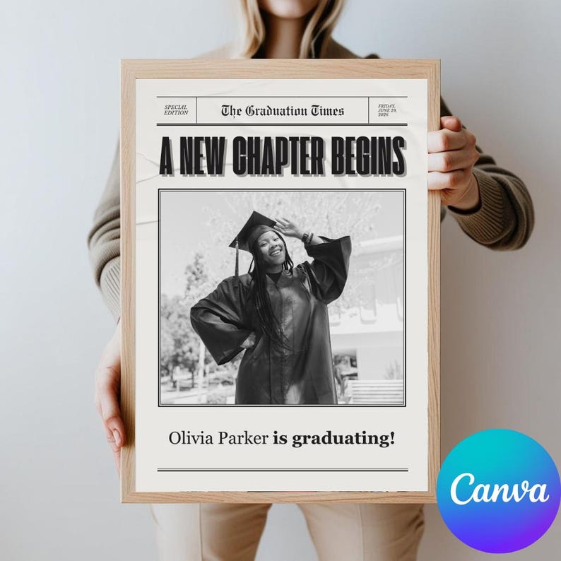 Może przedstawiać: Czarno-białe zdjęcie osoby w czapce i szacie absolwenta. Zdjęcie jest oprawione w drewnianą ramę i ma tekst "The Graduation Times" i "A New Chapter Begins" u g&oacute;ry. Tekst "Olivia Parker is graduating!" znajduje się na dole zdjęcia.