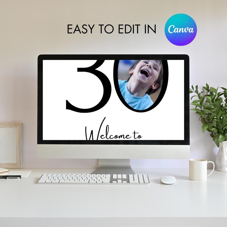 Peut inclure: Un &eacute;cran d'ordinateur affiche un graphique avec le chiffre "30" en noir, une photo d'un enfant riant et les mots "Welcome to" en &eacute;criture manuscrite. Le logo Canva est en haut &agrave; droite. Un clavier, une souris et une tasse sont au premier plan.