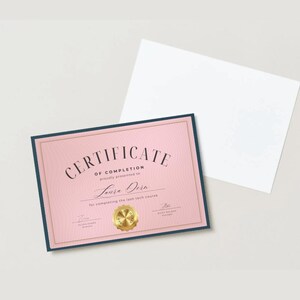 Puede incluir: Un certificado de finalizaci&oacute;n rosa y azul con un sello dorado. El certificado es para Laura Dorn por completar el curso de t&eacute;cnico de pesta&ntilde;as.