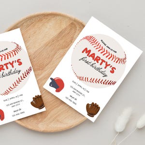 K&ouml;nnte beinhalten: Eine Baseball-Motto-Geburtstagseinladung mit einer roten und wei&szlig;en Baseball-Grafik und dem Text "Marty's first birthday". Die Einladung enth&auml;lt das Datum und die Uhrzeit der Party sowie die Adresse und die RSVP-Informationen.