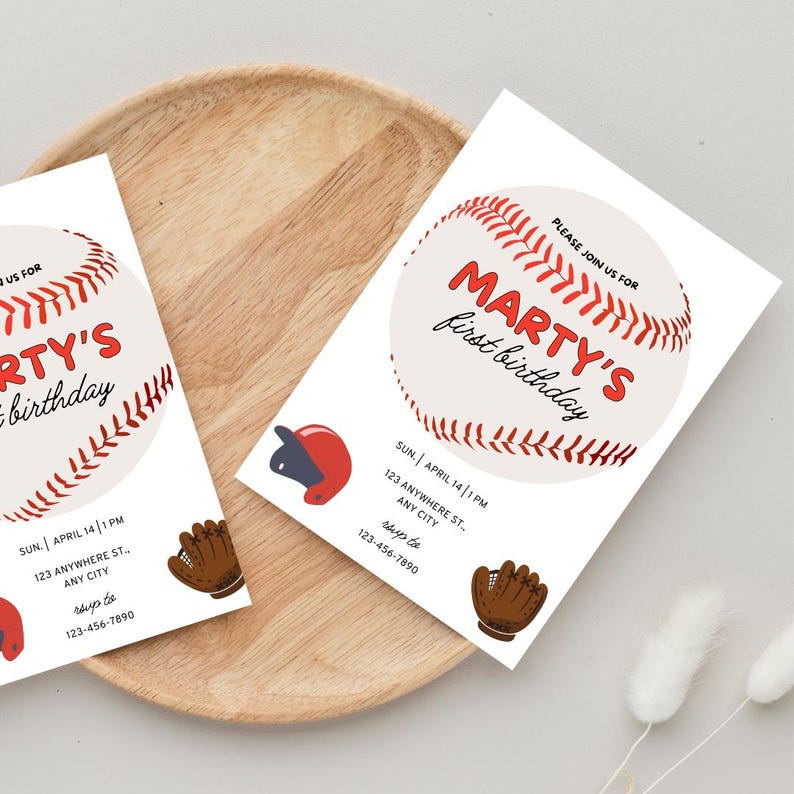 K&ouml;nnte beinhalten: Eine Baseball-Motto-Geburtstagseinladung mit einer roten und wei&szlig;en Baseball-Grafik und dem Text "Marty's first birthday". Die Einladung enth&auml;lt das Datum und die Uhrzeit der Party sowie die Adresse und die RSVP-Informationen.
