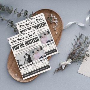 Peut inclure: Une invitation de style journal vintage pour une c&eacute;l&eacute;bration de 50e anniversaire. L'invitation comporte un titre qui dit "Vous &ecirc;tes invit&eacute;s !" et comprend des photos du couple lors de leur mariage et aujourd'hui. Le texte indique "C&eacute;l&eacute;bration du 50e anniversaire de John et Sharon 18 250 jours d'amour et de rires". L'invitation comprend &eacute;galement la date, l'heure et les informations RSVP.