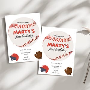 K&ouml;nnte beinhalten: Zwei Baseball-Motto-Geburtstagseinladungen mit einer roten und wei&szlig;en Baseball-Grafik, dem Text "Marty's first birthday" und dem Datum und der Uhrzeit der Party.