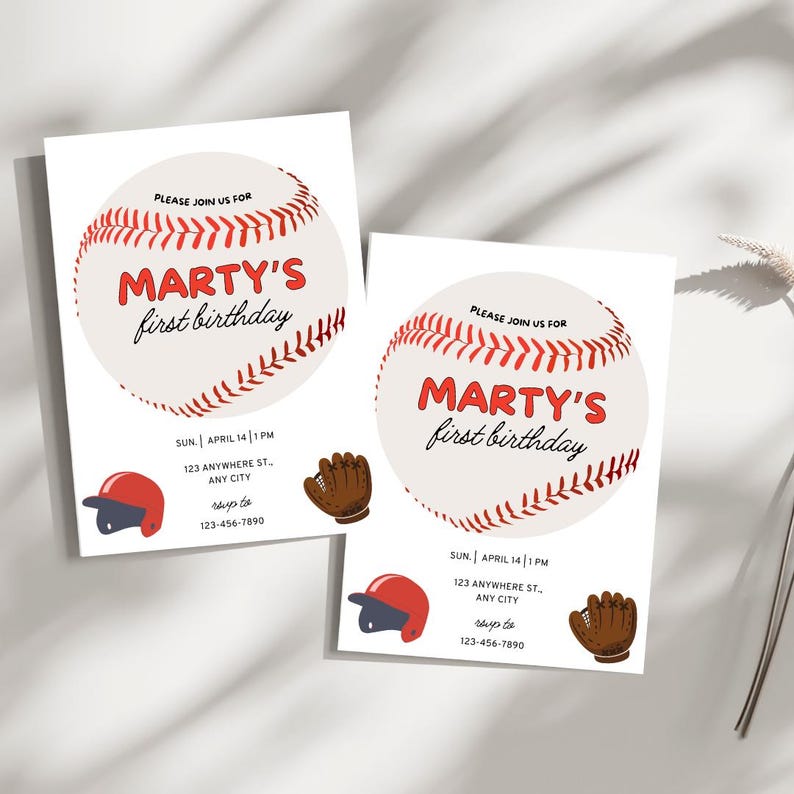 K&ouml;nnte beinhalten: Zwei Baseball-Motto-Geburtstagseinladungen mit einer roten und wei&szlig;en Baseball-Grafik, dem Text "Marty's first birthday" und dem Datum und der Uhrzeit der Party.