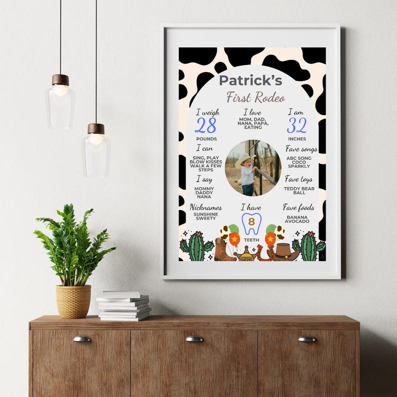 K&ouml;nnte beinhalten: Ein schwarz-wei&szlig;es Poster mit Kuhmuster und einem Foto eines kleinen Jungen in einem Cowboyhut. Das Poster lautet "Patrick's First Rodeo" und enth&auml;lt Details &uuml;ber das Alter, das Gewicht und die Lieblingsdinge des Babys.