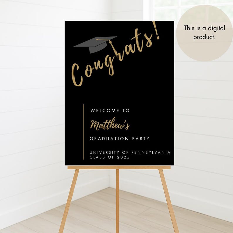 K&ouml;nnte beinhalten: Schwarzes und goldenes Willkommens-Schild f&uuml;r eine Graduierungsfeier mit einer goldenen Abschluss-Kappe und dem Text "Herzlichen Gl&uuml;ckwunsch!" Willkommen zur Graduierungsfeier von Matthew, University of Pennsylvania, Klasse 2025.