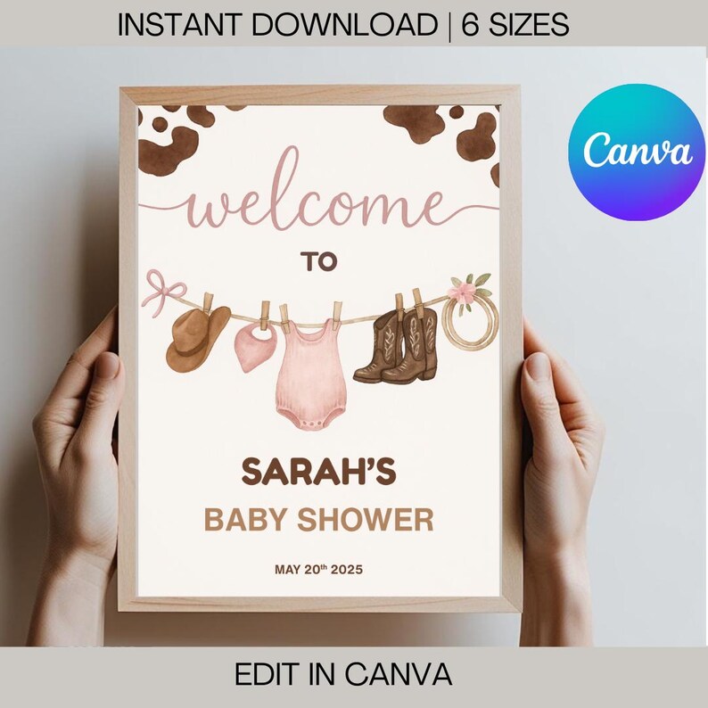 Może przedstawiać: Tablica powitalna na baby shower Sarah z tłem w krowie cętki. Tablica przedstawia r&oacute;żowy śpioszek dla dziecka, brązowy kowbojski kapelusz, r&oacute;żowy śliniaczek i dwie brązowe kowbojskie buty wiszące na sznurku. Tekst "Witamy na baby shower Sarah" jest w brązowym kolorze z datą "20 maja 2025" poniżej.