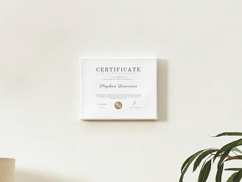 以下が含まれることがあります： 上部に「CERTIFICATE OF PARTICIPATION」というテキストが書かれた白い参加証明書。証明書の真ん中には「Stephen Lawrence」という名前が印刷されています。証明書には金色の印鑑と署名があります。