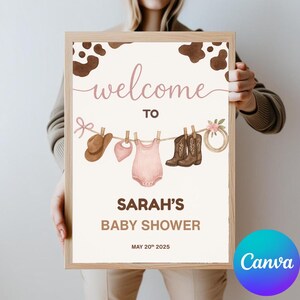 Może przedstawiać: Witamy na Baby Shower Sarah z tłem w kratę krowią. Na plakacie znajduje się sznurek do suszenia z r&oacute;żowym śpioszkiem dla niemowlęcia, brązowym kowbojskim kapeluszem, r&oacute;żowym śliniakiem i brązowymi kowbojskimi butami. Data imprezy to 20 maja 2025.